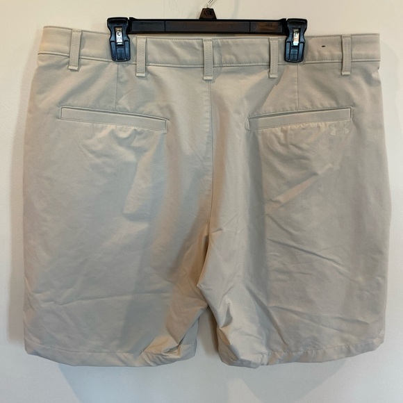 Under Armour Men’s Golf Shorts Loose Fit Size 42 Khaki - Picture 2 of 5